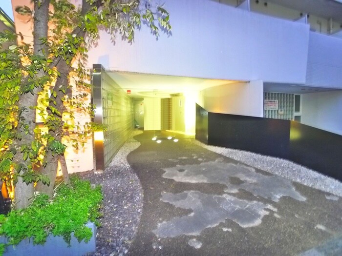 物件外観写真2　(エントランス部分)