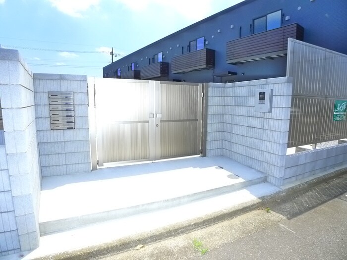 物件外観写真3　(エントランス部分)