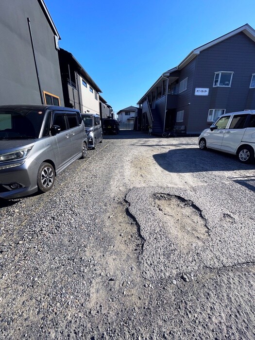 物件外観写真3　(駐車場)