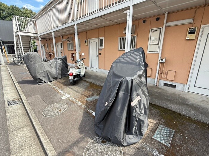 物件外観写真4　(バイク置き場)