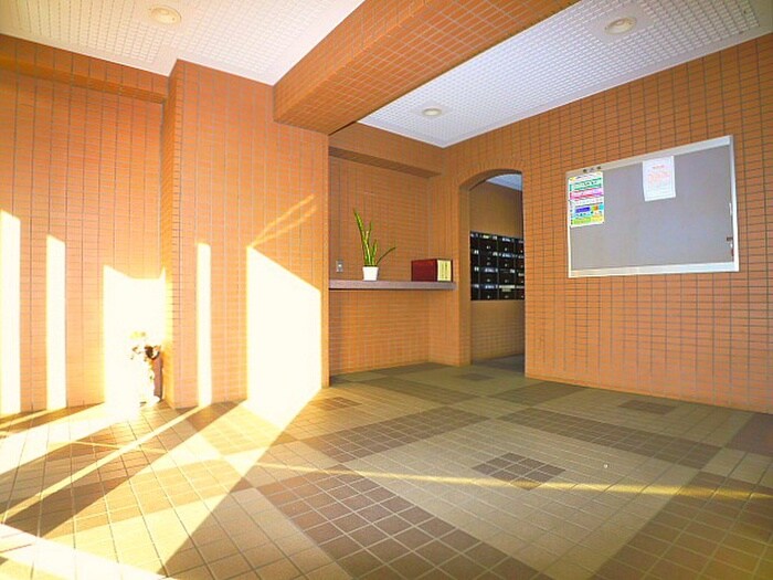 物件外観写真6　(エントランス部分)