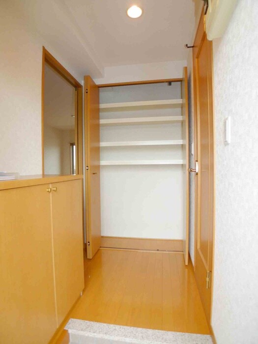 物件内観写真16　(玄関)