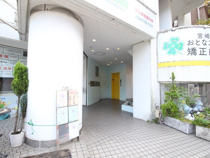 物件外観写真2　(エントランス部分)