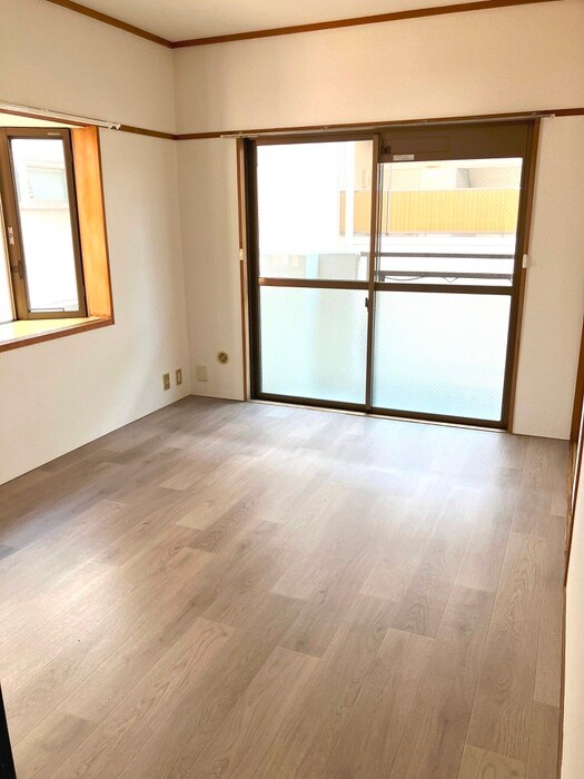 物件内観写真6　(室内からの展望)