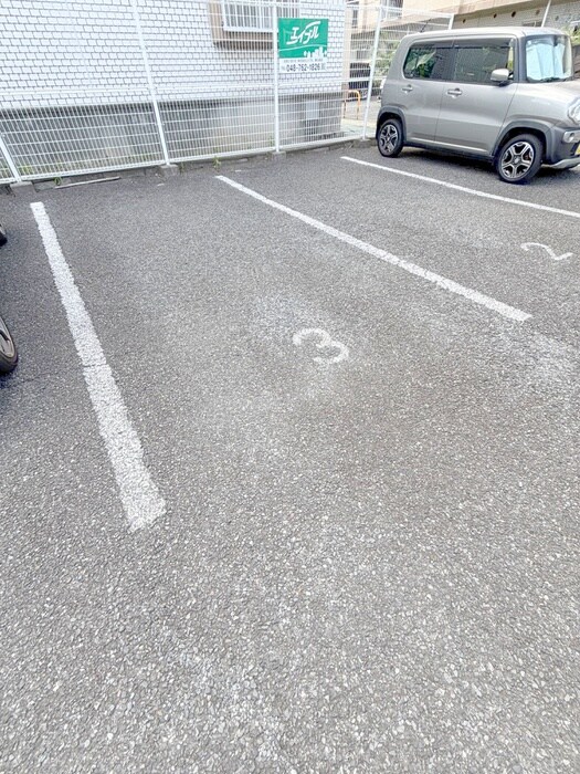 物件外観写真4　(駐車場)