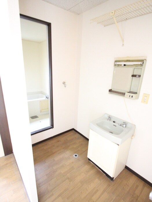 物件内観写真8　(洗濯機置場)