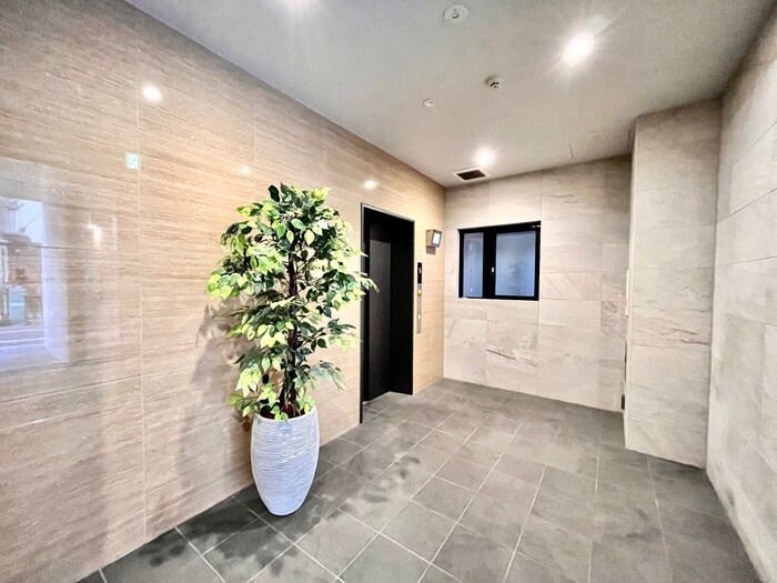 物件外観写真3　(エントランス部分)