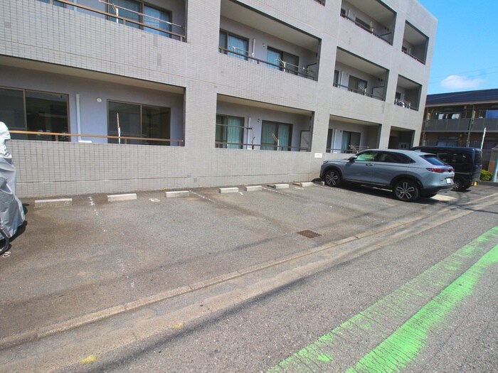 物件外観写真4　(駐車場)