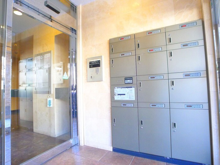 物件外観写真4　(エントランス部分)