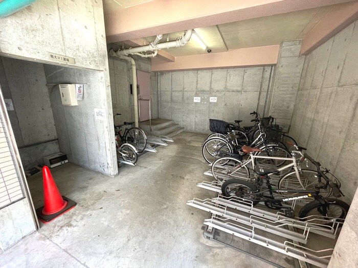 物件外観写真4　(駐輪場)
