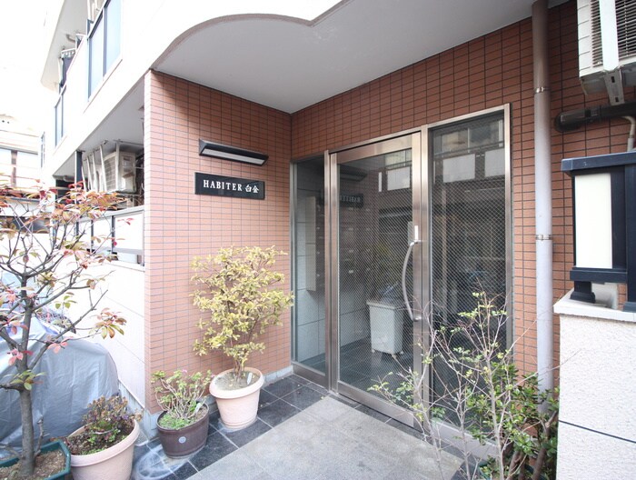 物件外観写真3　(エントランス部分)