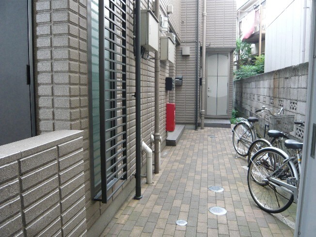 物件外観写真3　(エントランス部分)