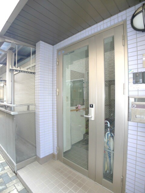 物件外観写真2　(エントランス部分)