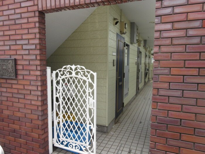 物件外観写真2　(エントランス部分)