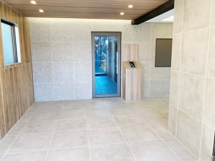 物件外観写真2　(エントランス部分)