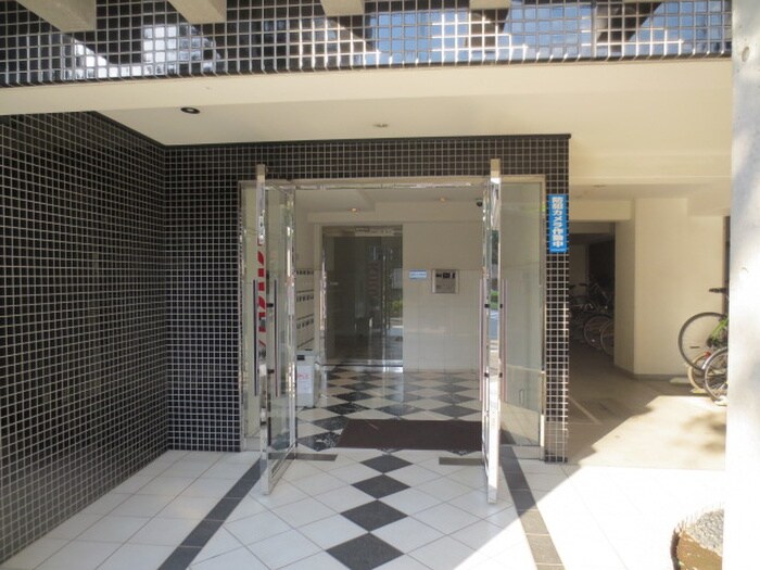 物件外観写真3　(エントランス部分)