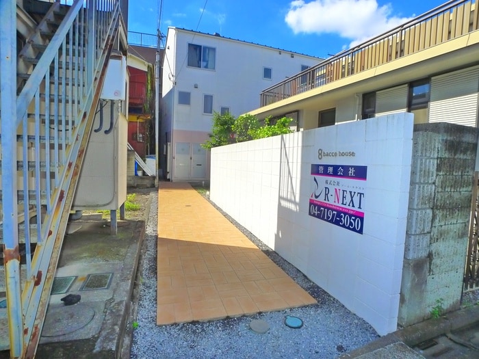 物件外観写真3　(エントランス部分)