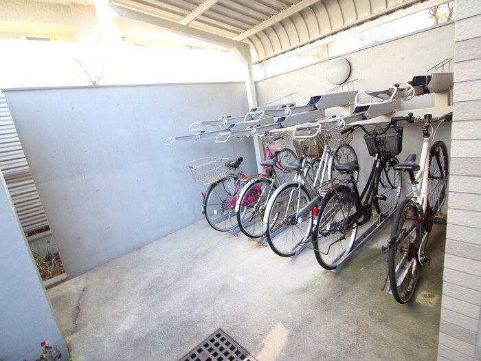 物件外観写真4　(駐輪場)