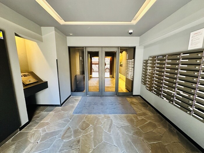 物件外観写真3　(エントランス部分)