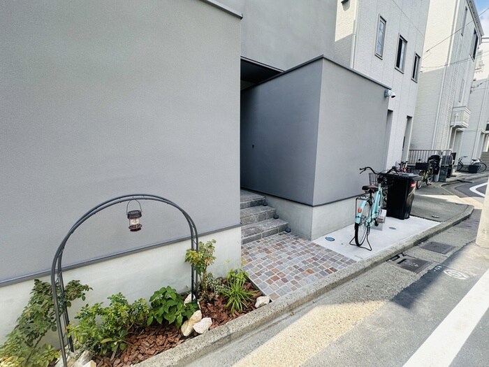 物件外観写真2　(エントランス部分)