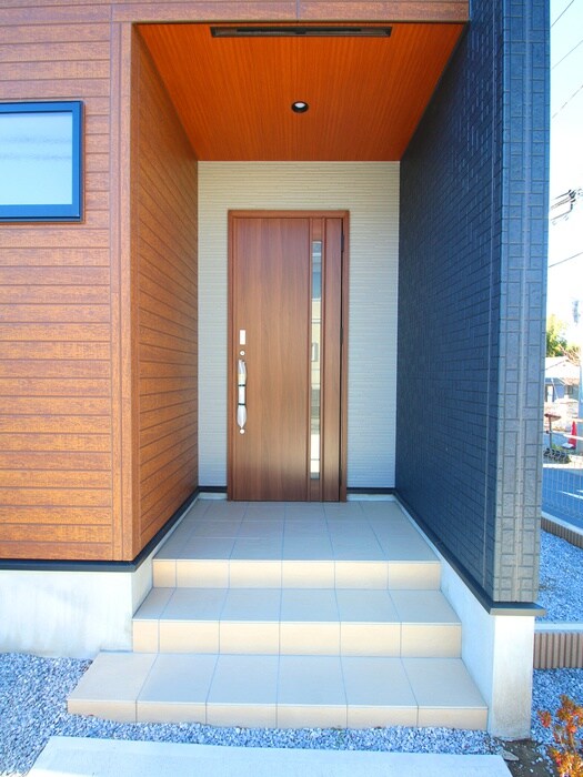 物件外観写真3　(エントランス部分)