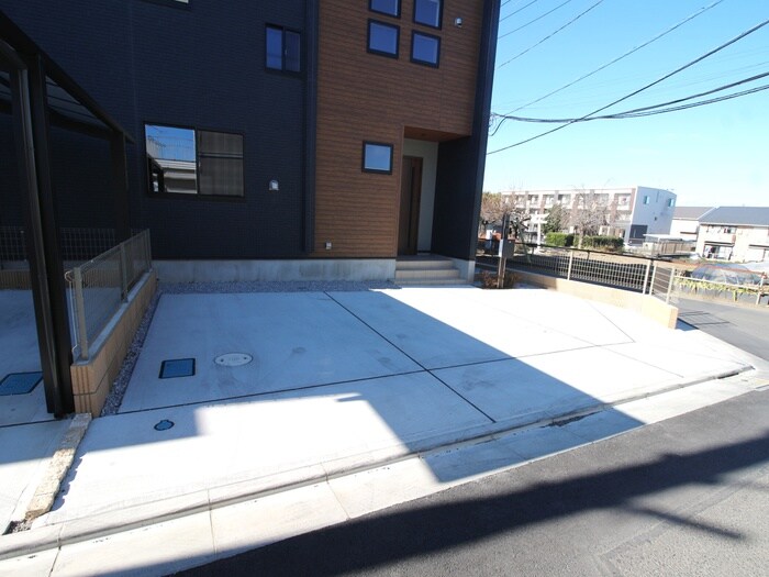 物件外観写真4　(駐車場)