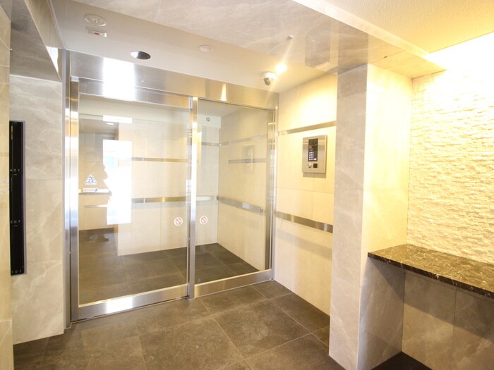 物件外観写真4　(エントランス部分)