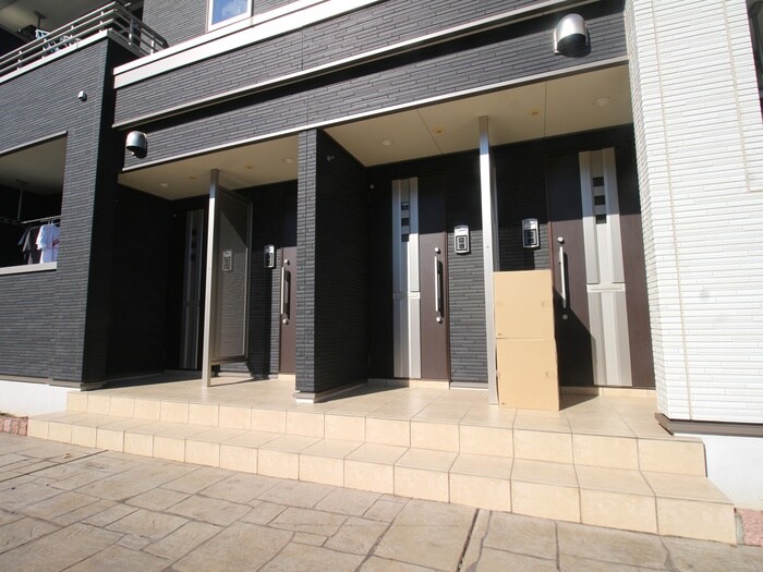 物件外観写真3　(エントランス部分)