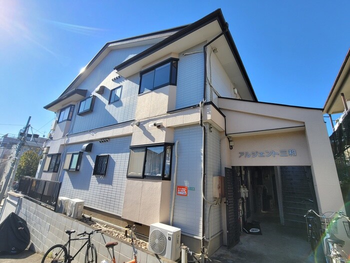 物件外観写真2　(エントランス部分)