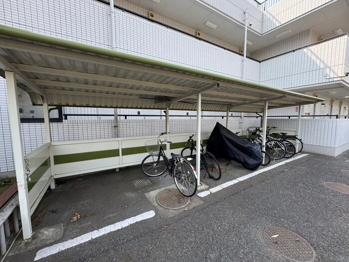 物件外観写真4　(駐輪場)