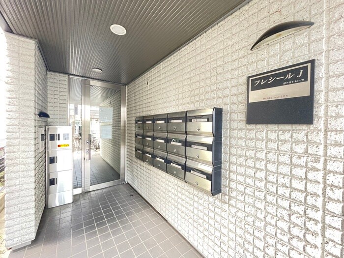 物件外観写真2　(エントランス部分)