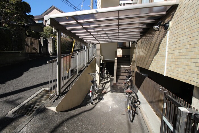 物件外観写真2　(バイク置き場)