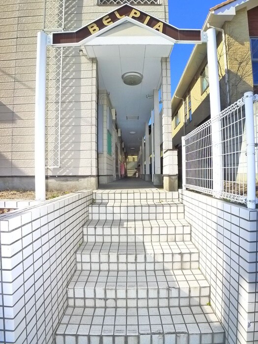 物件外観写真3　(エントランス部分)