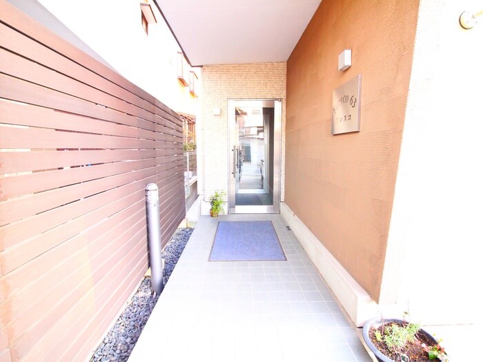 物件外観写真1　(エントランス部分)