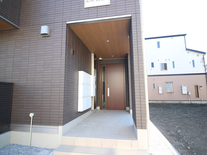 物件外観写真3　(エントランス部分)