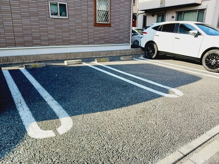 物件外観写真2　(駐車場)