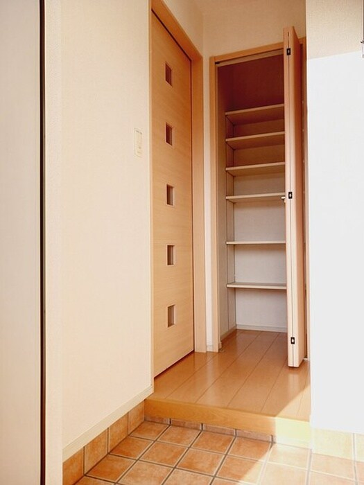 物件内観写真10　(玄関)