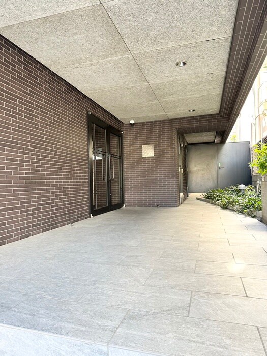 物件外観写真4　(エントランス部分)