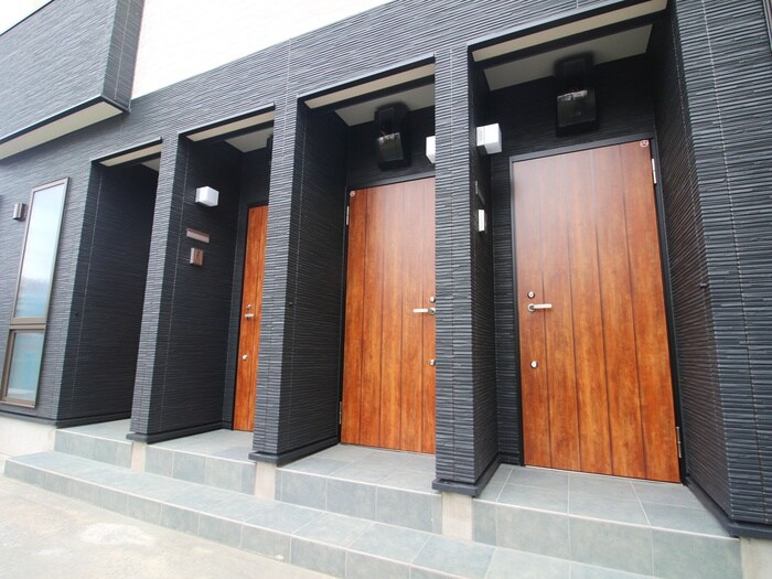 物件外観写真2　(エントランス部分)