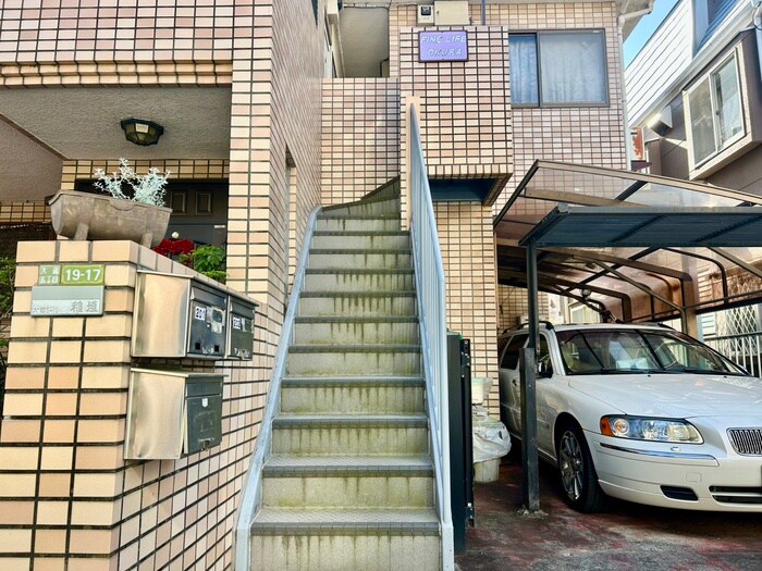 物件外観写真4　(エントランス部分)