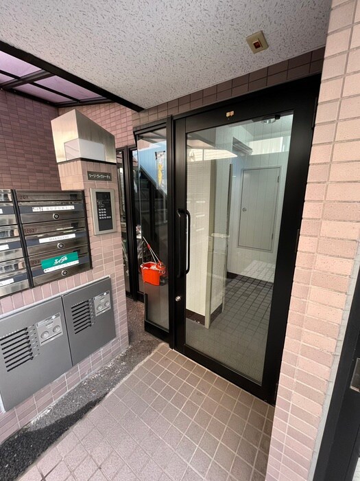 物件外観写真3　(エントランス部分)