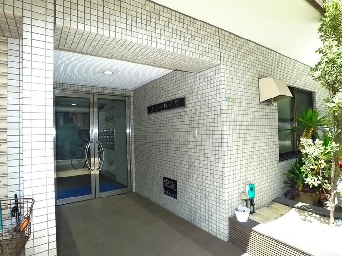 物件外観写真3　(エントランス部分)