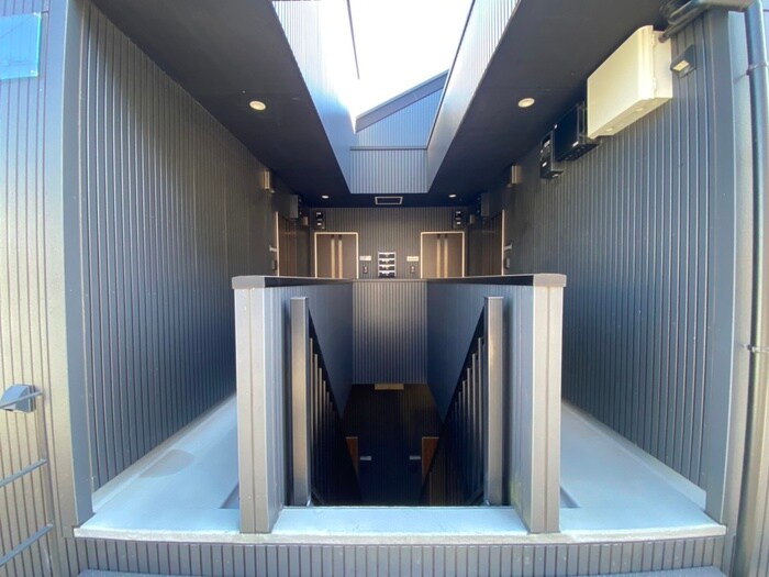 物件外観写真4　(エントランス部分)