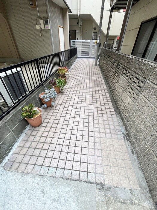 物件外観写真5　(エントランス部分)