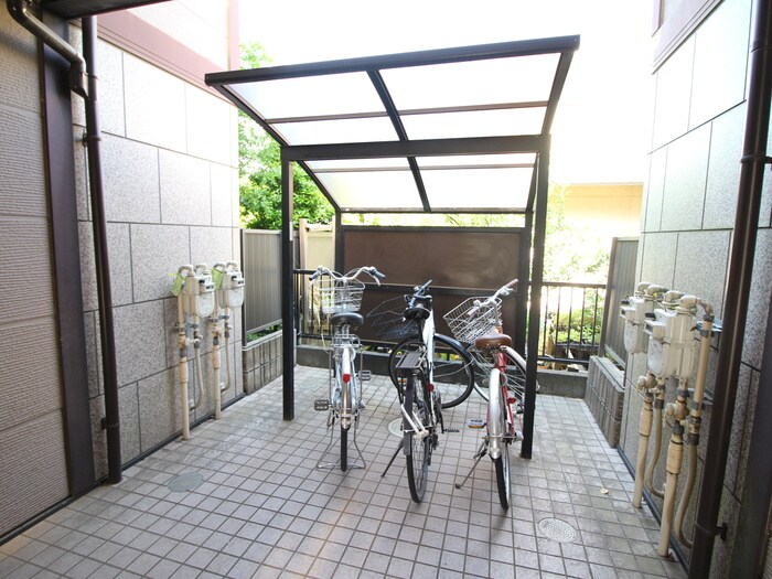 物件外観写真4　(駐輪場)
