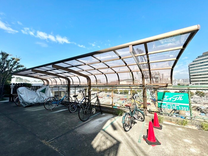 物件外観写真2　(バイク置き場)