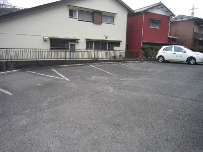 物件外観写真3　(駐車場)