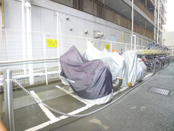 物件外観写真5　(バイク置き場)