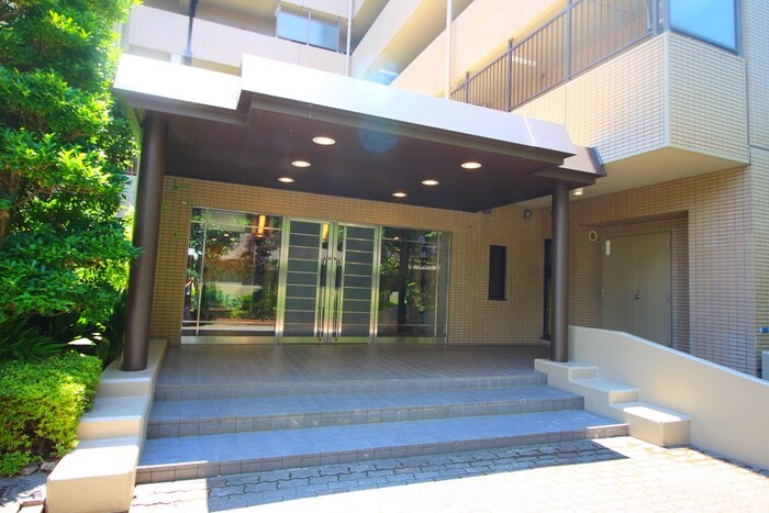 物件外観写真2　(エントランス部分)