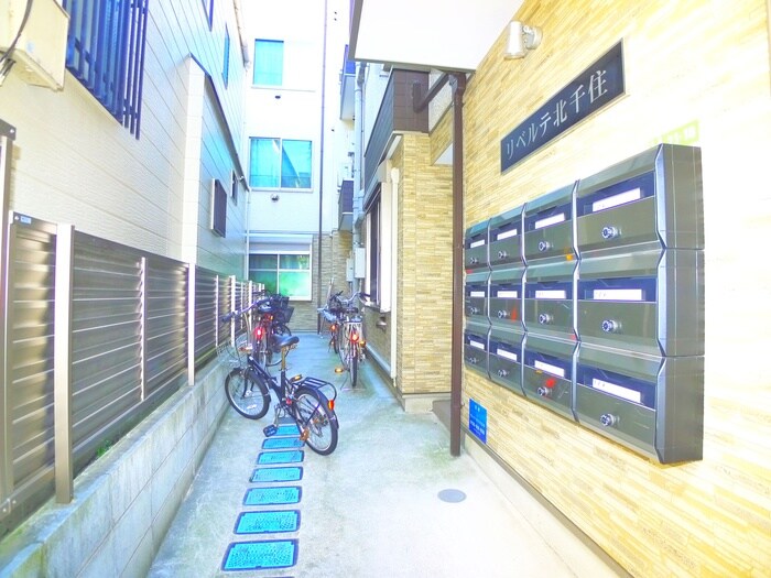 物件外観写真3　(エントランス部分)